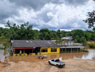 VÍDEO: Balneário fica alagado após igarapé transbordar em Porto Velho