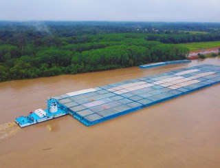 Supercomboio cruza o rio Madeira com toneladas de soja equivalente a 65 cristos redentores