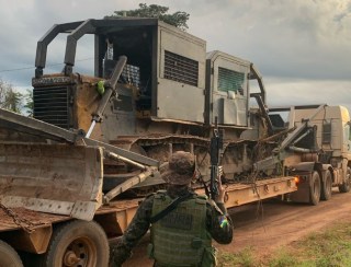 Trator roubado é apreendido em operação contra desmatamento em RO