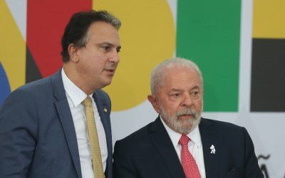 Lula sanciona projeto que proíbe uso de celular em escolas