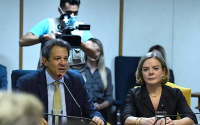 Com Gleisi ministra, Haddad fica sem ministro aliado no Planalto