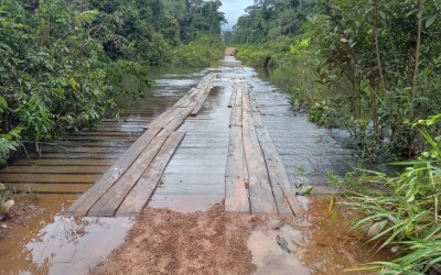 Rio transborda e cobre ponte em Porto Velho