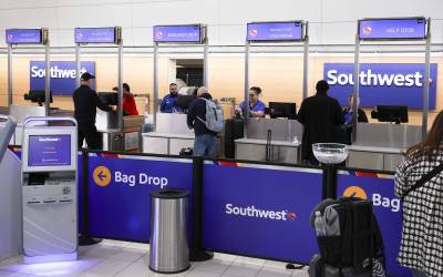 Southwest encerra sua marca registrada, a política 'Bags Fly Free', e passará a cobrar embarque de malas