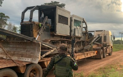 Trator roubado é apreendido em operação contra desmatamento em RO